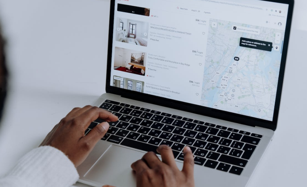 Wskazówki dla początkujących gospodarzy Booking i Airbnb. Jak wykorzystać te platformy do zarabiania na wynajmie krótkoterminowym?