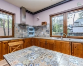 Józefów, dom wolnostojący otoczony sosnami. | Zdjęcie 8