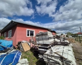 Syndyk sprzedaje udział ½ w nieruchomości gruntowej zabudowanej | Zdjęcie 1