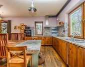 Józefów, dom wolnostojący otoczony sosnami. | Zdjęcie 9