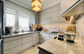 Zdjęcie główne ogłoszenia Dwustronne | Środkowe | Balkon | Piwnica | Monitor