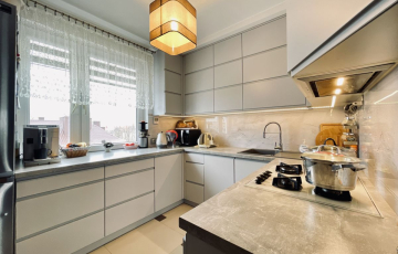 Zdjęcie główne ogłoszenia Dwustronne | Środkowe | Balkon | Piwnica | Monitor