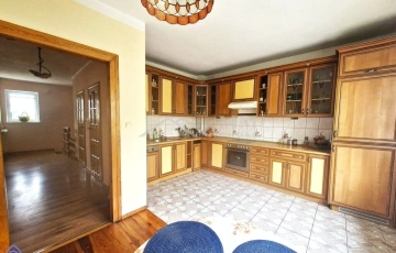 Zdjęcie główne ogłoszenia 🏡 Na sprzedaż: połowa domu – całe piętro + garaż!