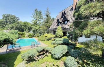 Zdjęcie główne ogłoszenia Ustronna Willa z basenem w środku miasta