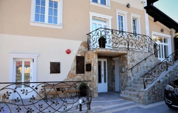 Zdjęcie główne ogłoszenia Dochodowa Willa na sprzedaż