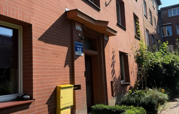 Zdjęcie główne ogłoszenia Kamienica z odnowioną elewacją | zieleń | 72 m²