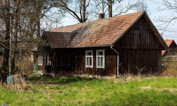 Drewniany dom do odrestaurowania w miejsc. Pawęzów | Zdjęcie główne