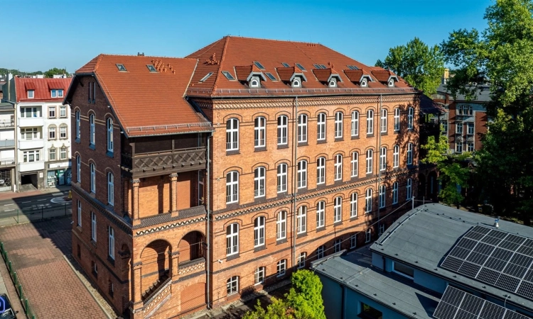 Budynek z dogodnym dojazdem, parkingiem. | Zdjęcie główne