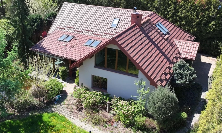 Dom pod Warszawą w ponadczasowym stylu. | Zdjęcie główne