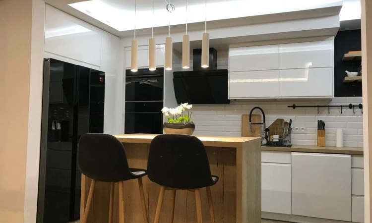 Po kapitalnym remoncie - 3 pokoje - Balkon | Zdjęcie główne