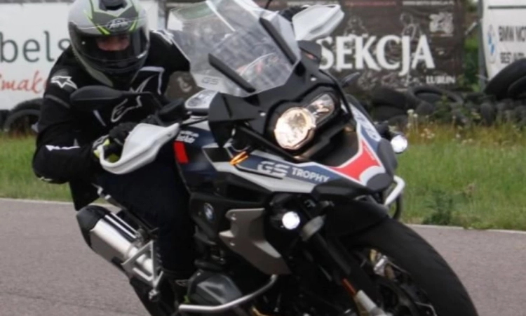 Garaż na motocykl, zimowanie, przechowanie motocykla, ocieplany w bloku | Zdjęcie główne