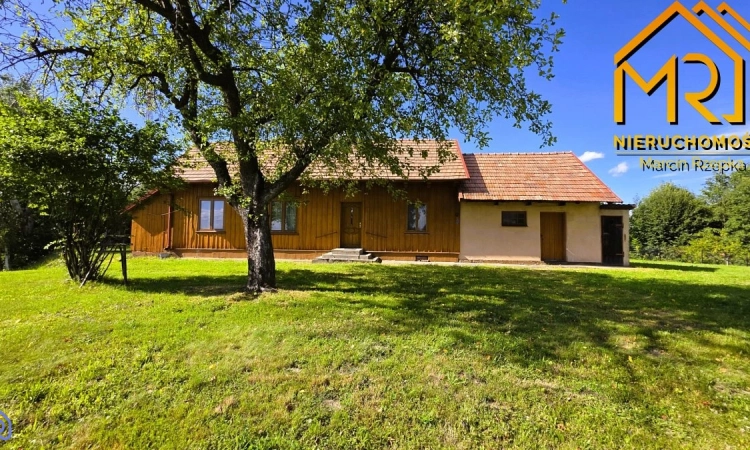 Widokowa działka z drewnianym domem blisko Tarnowa | Zdjęcie główne
