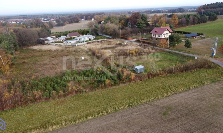 Blisko innych zabudowań a z drugiej strony las | Zdjęcie główne