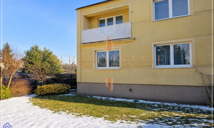 Przestronny dom dwurodzinny z trzema garażami | Zdjęcie główne