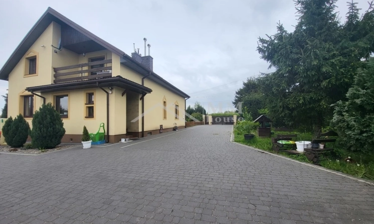 Dom na kształtnej działce z altaną i dużym ogrodem | Zdjęcie główne