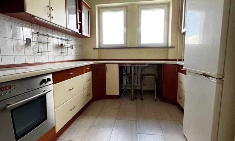 Mieszkanie trzypokojowe z balkonem w bloku z cegły | Zdjęcie główne