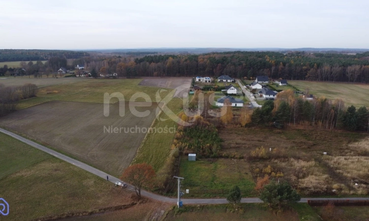 Blisko innych zabudowań a z drugiej strony las | Zdjęcie główne