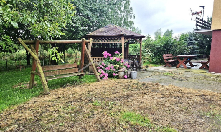 Siedlisko z domem i budynkami – 1,5 ha ziemi. | Zdjęcie główne
