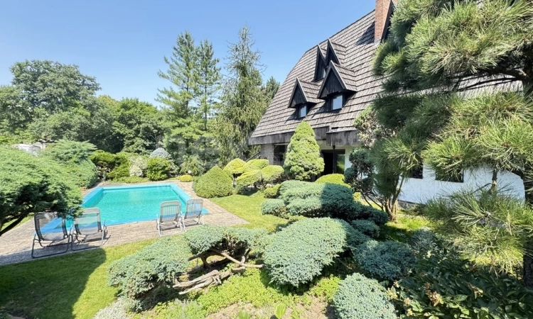 Ustronna Willa z basenem w środku miasta | Zdjęcie główne