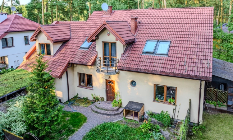 Józefów, dom wolnostojący otoczony sosnami. | Zdjęcie główne