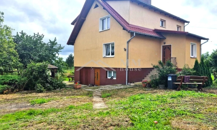 Siedlisko z domem i budynkami – 1,5 ha ziemi. | Zdjęcie główne