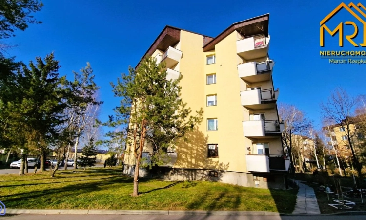 Przestronne 4-pokojowe mieszkanie z balkonem w ser | Zdjęcie główne