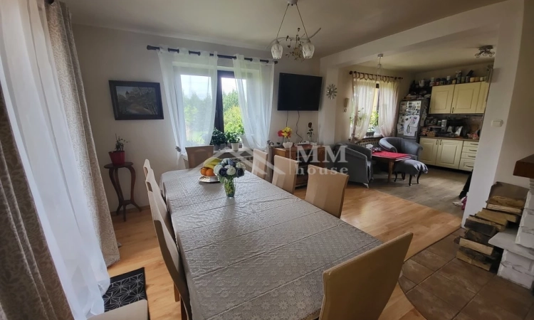 Dom na kształtnej działce z altaną i dużym ogrodem | Zdjęcie główne