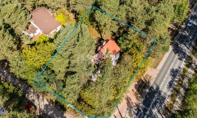 Duża działka ze starodrzewiem i domem w Józefowie | Zdjęcie główne