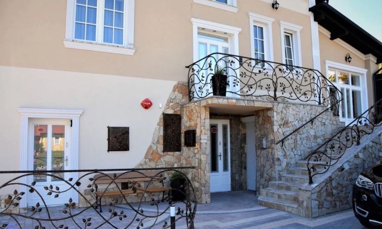 Dochodowa Willa na sprzedaż | Zdjęcie główne