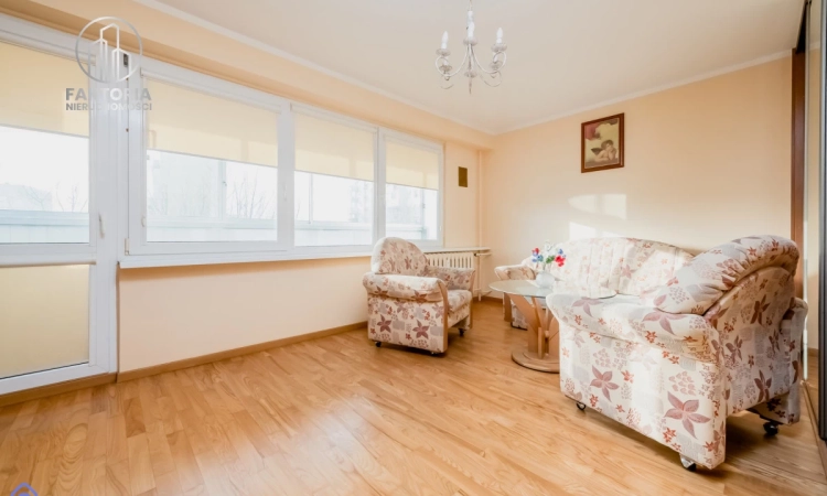 Trzy oddzielne pokoje, 60 m2, z dużym balkonem | Zdjęcie główne