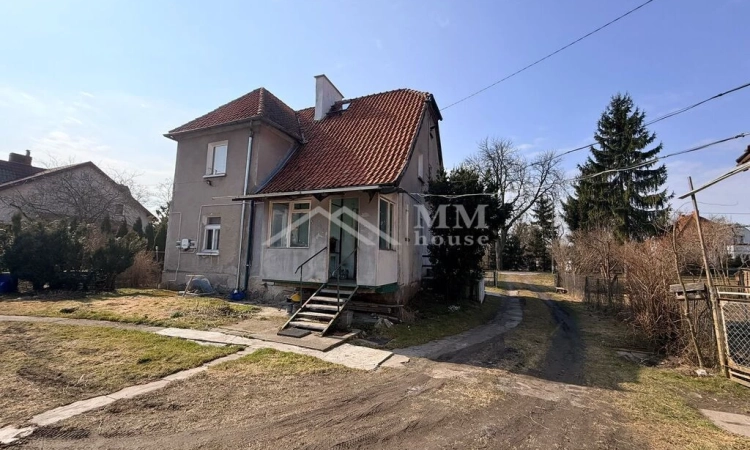 Nieruchomość z budynkami i garażami – potencjał | Zdjęcie główne