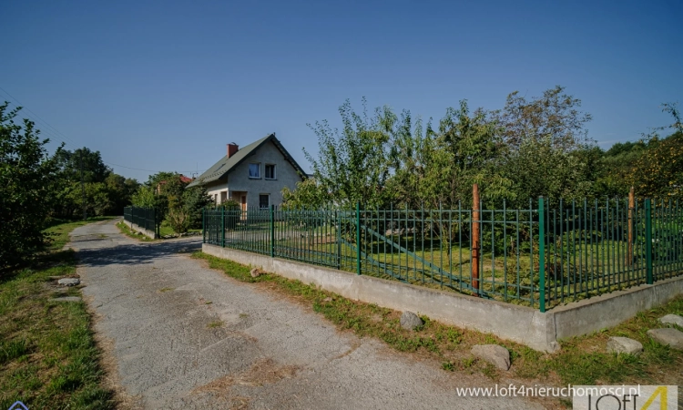 Dom na granicy Radłowa i Woli Radłowskiej. | Zdjęcie główne