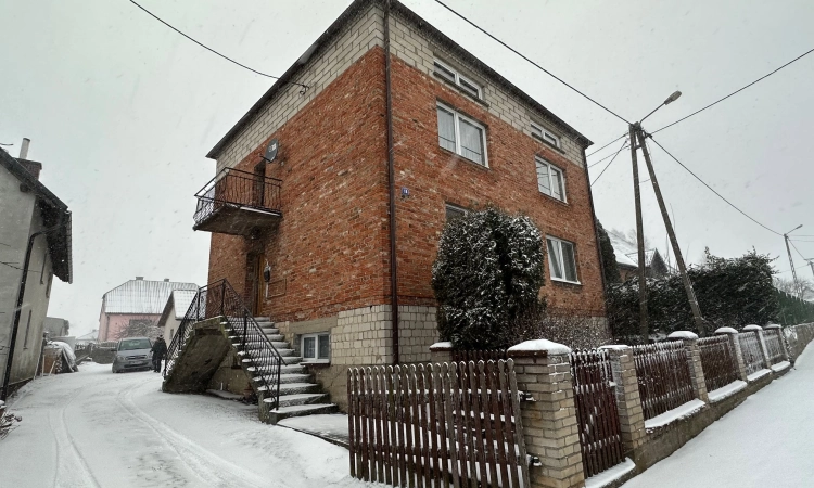 Syndyk sprzedaje udział 3/80  w nieruchomości  gruntowej zabudowanej | Zdjęcie główne